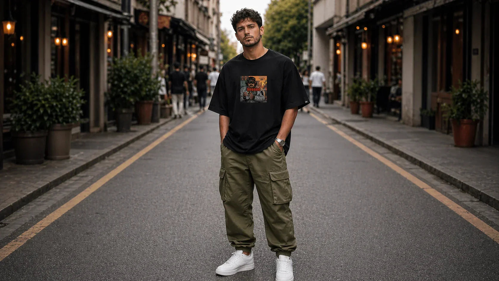 look camiseta oversized masculina preta com calça cargo estilo streetwear urbano