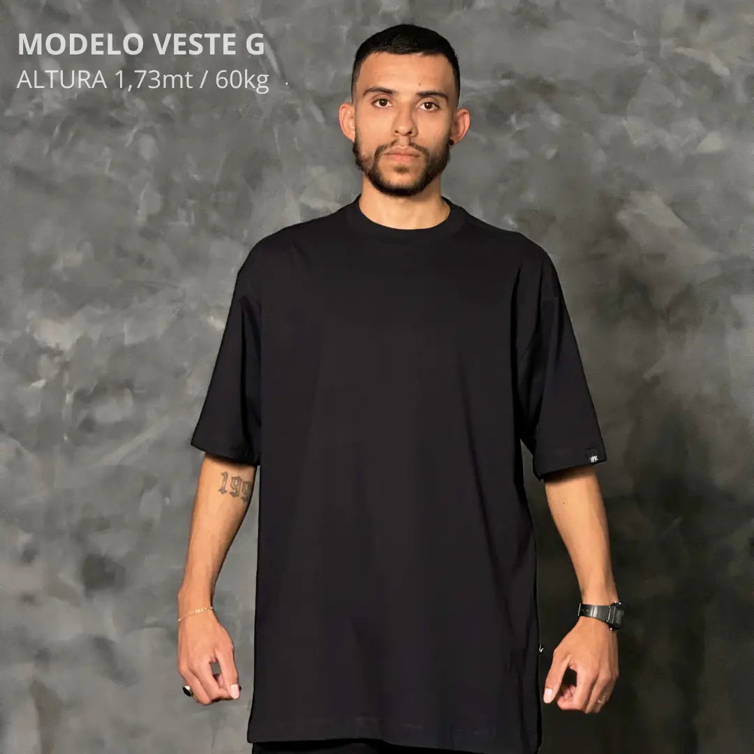 Camiseta Oversized O Mundo é Seu Preto REF. VFK137